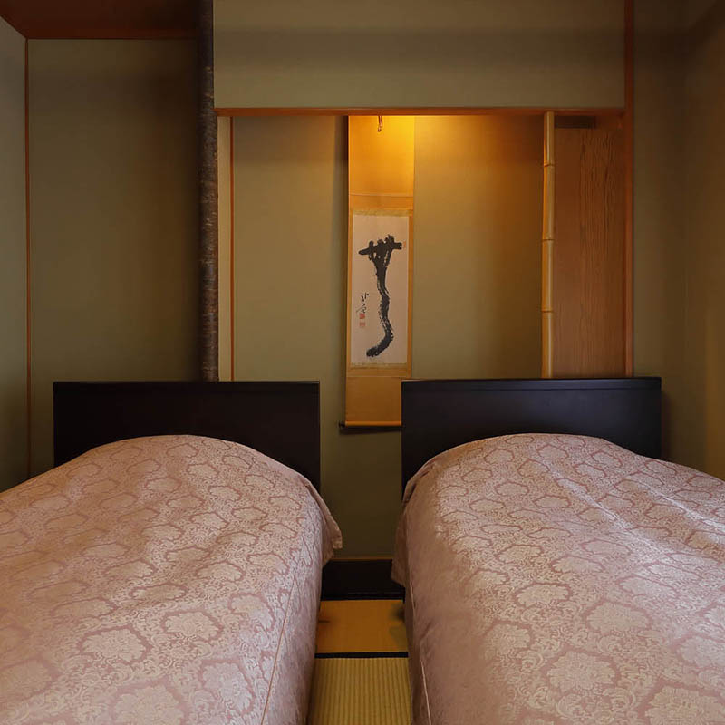 兩間相鄰的日式房間（帶床）
